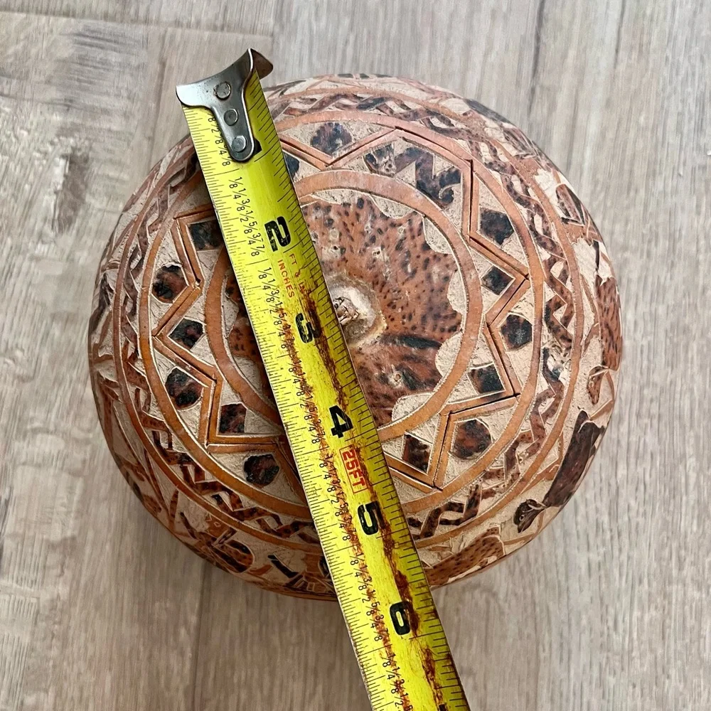 VINTAGE HAND‎ CARVED PERUVIAN GOURD FOLK ART / SOUTH AMERICAN ART